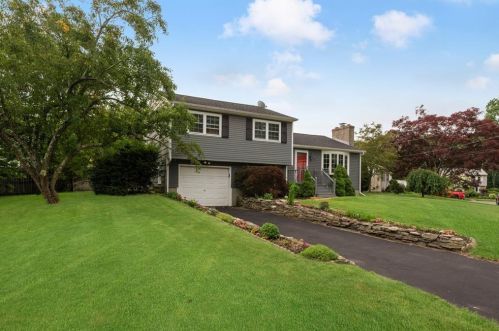 70 Sandro Dr, Warwick, RI 02886-8548