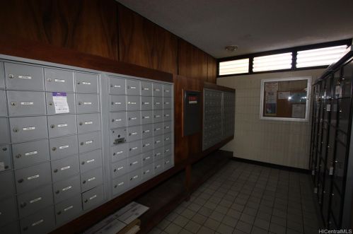 1160 Ala Napunani St, Honolulu HI  96818-1622 exterior