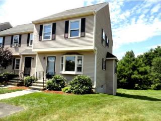 12 Riviera Rd, Hudson, NH 03051-3370