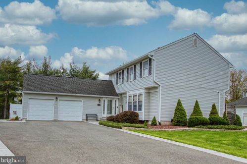 8 Valerie Ln, Trenton, NJ 08648-1432