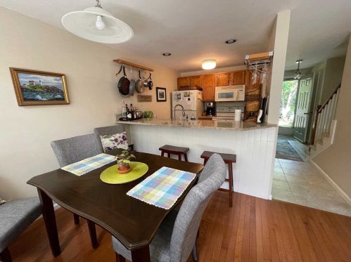 32 Glengarry Dr, Stratham, NH 03885-2151