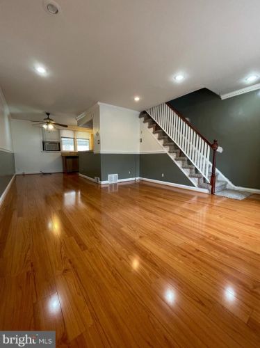 6320 Hegerman St, Philadelphia, PA 19135-3302