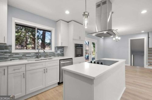 3225 Dogwood Dr, Atlanta GA  30344-3909 exterior