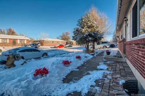 5542 Bedford Ct, Denver, CO 80239-3743