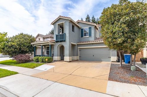 1483 Estrella Way, Turlock CA  95382-8633 exterior