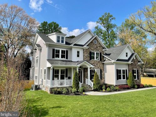 6800 Montour Dr, Falls Church, VA 22043-1744