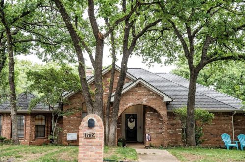 1709 Rock View Ct, Fort Worth, TX 76112-3712