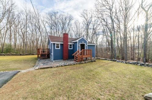 55 Walnut Hill Rd, Glocester, RI 02859-1705
