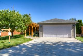 1102 Pear Ave, Selah, WA 98942-1073