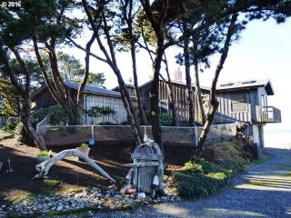 1250 Tish A Tang Ln, Bandon, OR 97411-8820