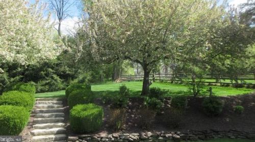 142 Bentley Ln, Lancaster PA  17603-6204 exterior