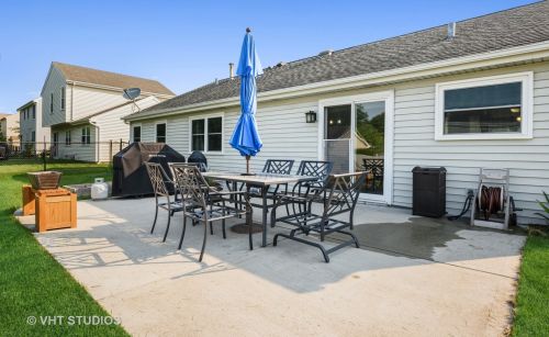 416 Essex Pl, Carol Stream IL  60188-9200 exterior