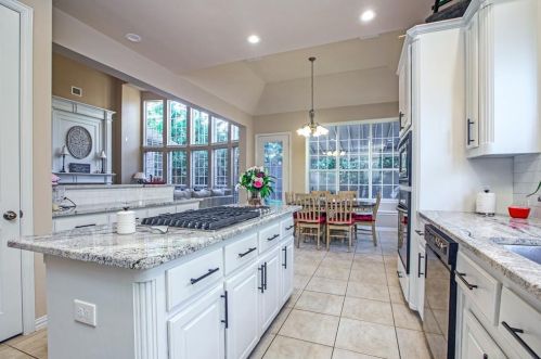 2561 Grn Oak Dr, Carrollton TX 75010-4221 exterior