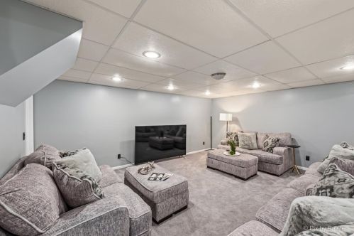 7 Crestview Dr, Oswego IL  60543-9475 exterior
