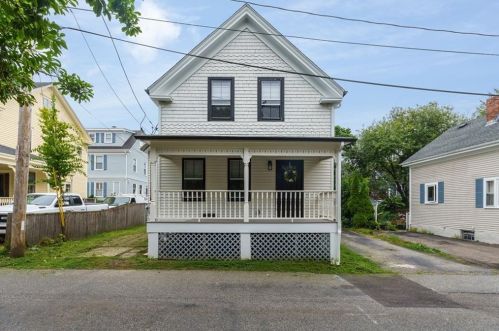 11 Sunshine Ct, Middletown, RI 02840-1953