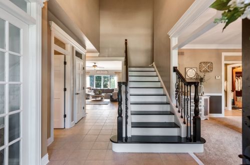 641 Waters Edge Dr, South Elgin, IL 60177-3704