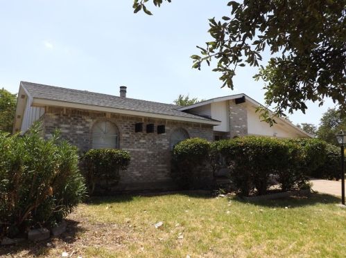 2002 Rose Hill Rd, Carrollton TX  75007-3118 exterior