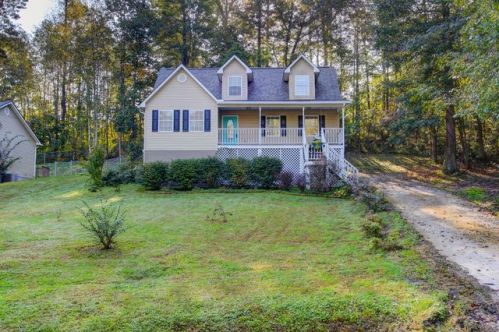 115 Cedar Cir, Jacksboro, TN 37757-4209