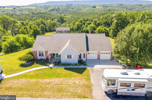 1942 Fairview Dr, Berkeley Springs WV  25411-3219 exterior