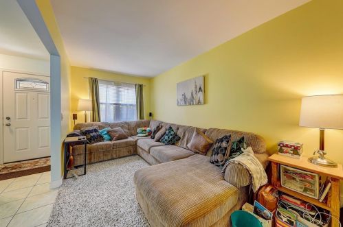 56 Maple St, Addison, IL 60101-3972