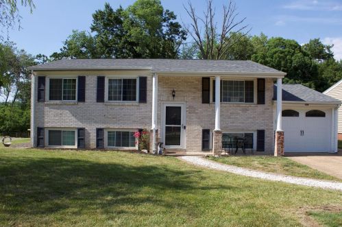 11937 Breezemont Dr, Hazelwood, MO 63043-1703