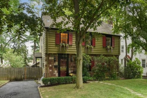 7 Fairway Ave, Town Center, NJ 07052-2204