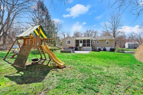 28 Redcoat Ln, Upper Stepney, CT 06468-1213