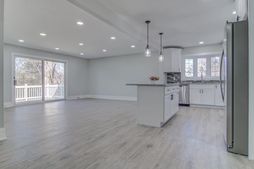 919 River Dr, Hammond, IN 46321-1308
