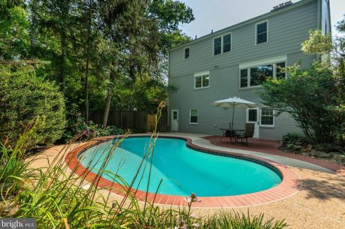 1423 Crestridge Dr, Silver Spring MD 20910-1535 exterior