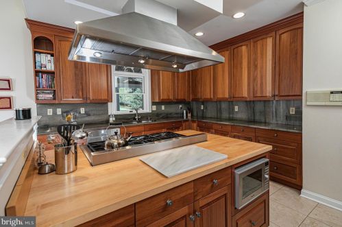 1 Tomlyn Dr, Princeton NJ  08540-4316 exterior