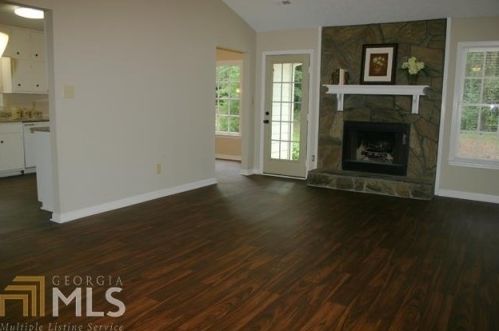 15 Vineyards Dr, Newnan, GA 30265-1900