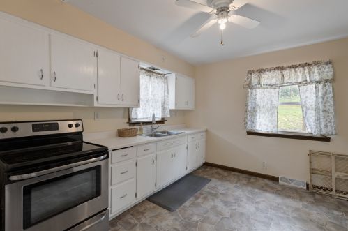 110 Memory Ln, Carpentersville, IL 60110-1426