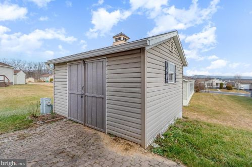 123 Oriole Dr, Carlisle PA  17013-8770 exterior