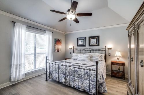 2433 Coachlight Ln, Conroe TX  exterior