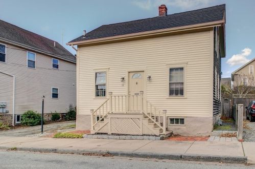 16 Bacheller St, Middletown, RI 02840-4037