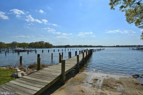 1304 Avalon Blvd, Shady Side MD 20764-9683 exterior