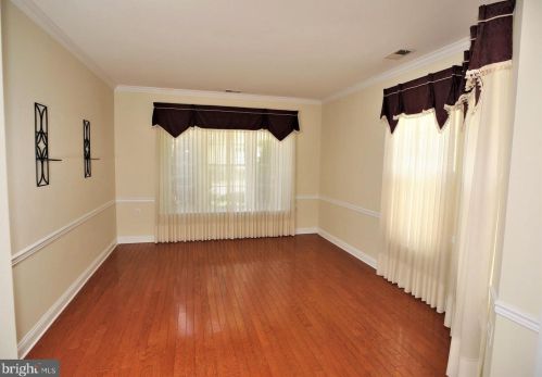 6 Hummingbird Dr, Trenton NJ  08690-3557 exterior