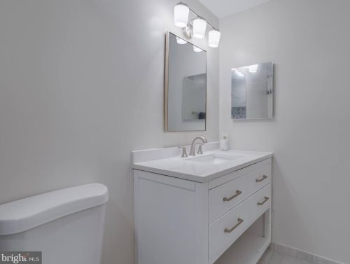 5707 Oak Leather Dr, Springfield VA  22015-2315 exterior