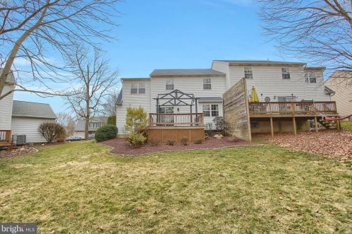 16 Mill Pond Dr, Lancaster PA  17603-7411 exterior