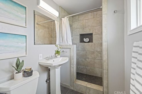 6562 Meath Cir, Huntington Beach CA  92647-3131 exterior