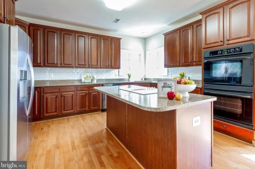 7337 Hooes Rd, Springfield VA  22152-3704 exterior