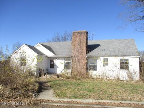 202 4th St, Linn, MO 65051-9583