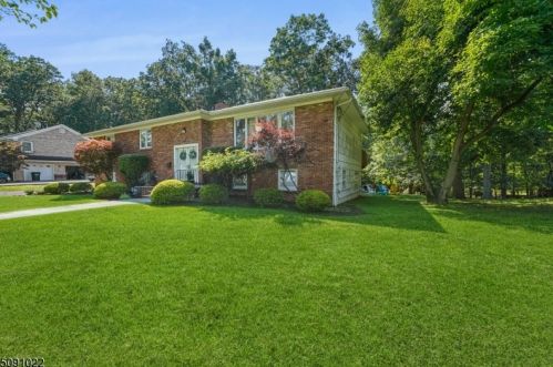 45 Ferris Dr, Town Center, NJ 07052-2009