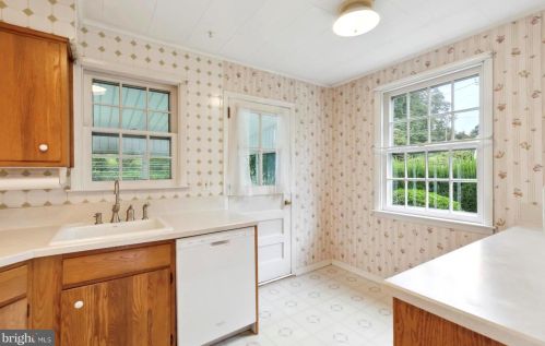 8421 Chippewa Rd, Philadelphia PA 19128-1206 exterior