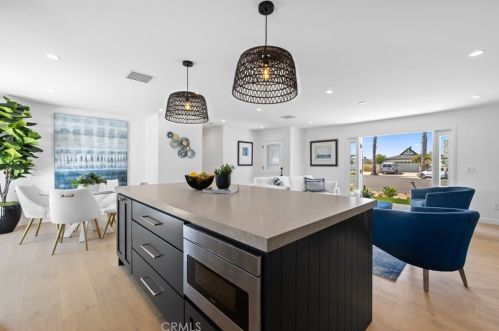 9261 Christine Dr, Huntington Beach CA  92646-8355 exterior