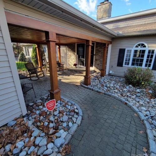 8 Evergreen Dr, Waterbury, CT 06716-2019