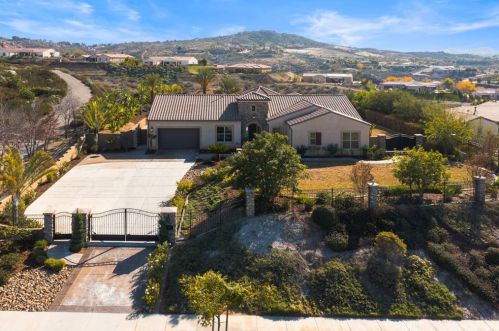 7756 Kingdom Dr, Riverside CA  92506 exterior