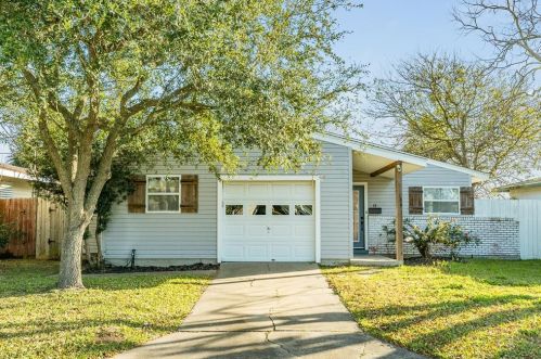 18 Lyncrest Dr, Galveston, TX 77550-3215