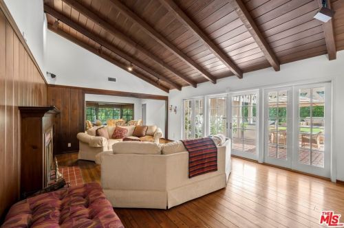 16932 Strawberry Dr, Van Nuys, CA 91436-3821