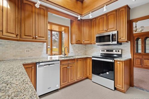 1510 Sullivan Ave, Wapping CT  06074-2711 exterior